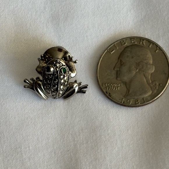Avon Vintage Frog Brooch | Articulated Frog Pin | Green Rhinestone Eyes - Picture 5 of 7